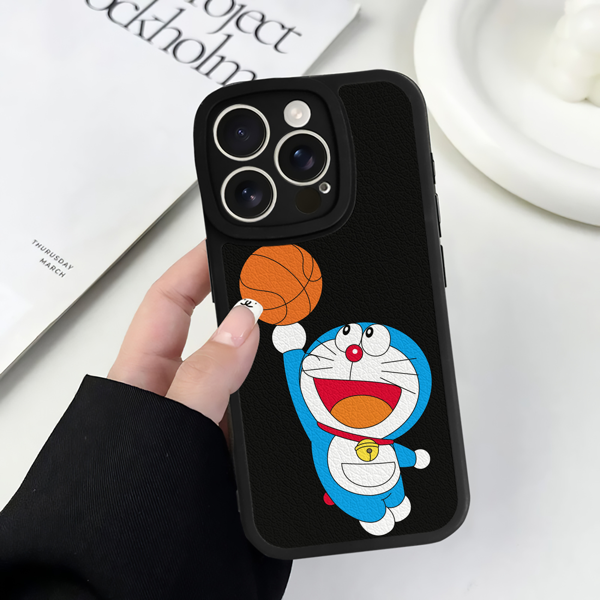 （画像用） ドラえもん Doraemon 【iPhone 16シリーズ対応】シリコンスマホケース（レザー調） 材質：シリコン